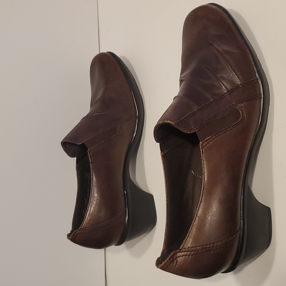 Clarks Brown Leather Closed Toe Block Heel Slip On Loafers Shoes Size 6.5M - Picture 3 of 9